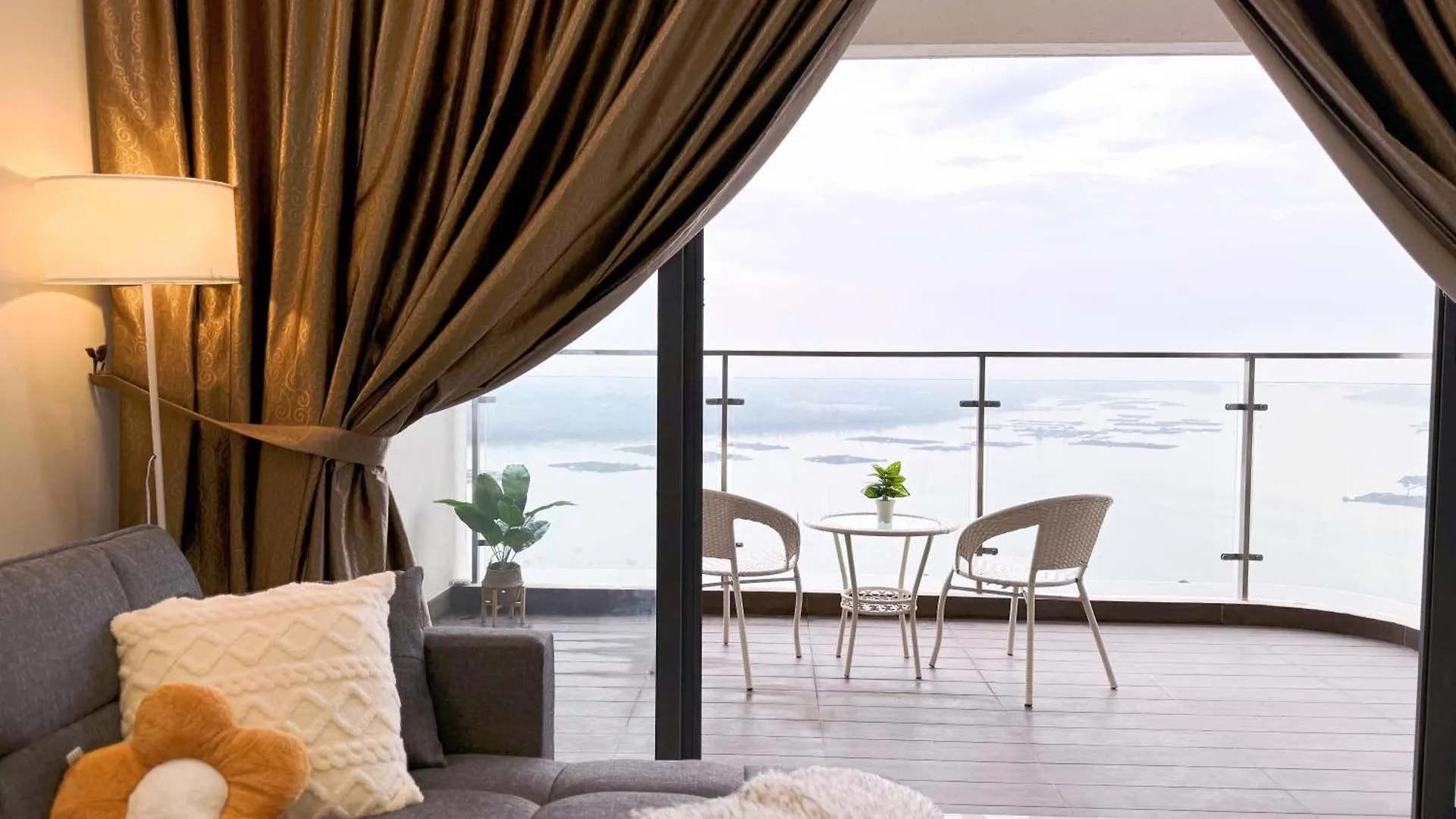 Muji Full Seaview Royal Strand With 2Carparks Foc Netflix Access And Youtube Premium 3Beds 3Bath For 6-12Pax By Minshuku location