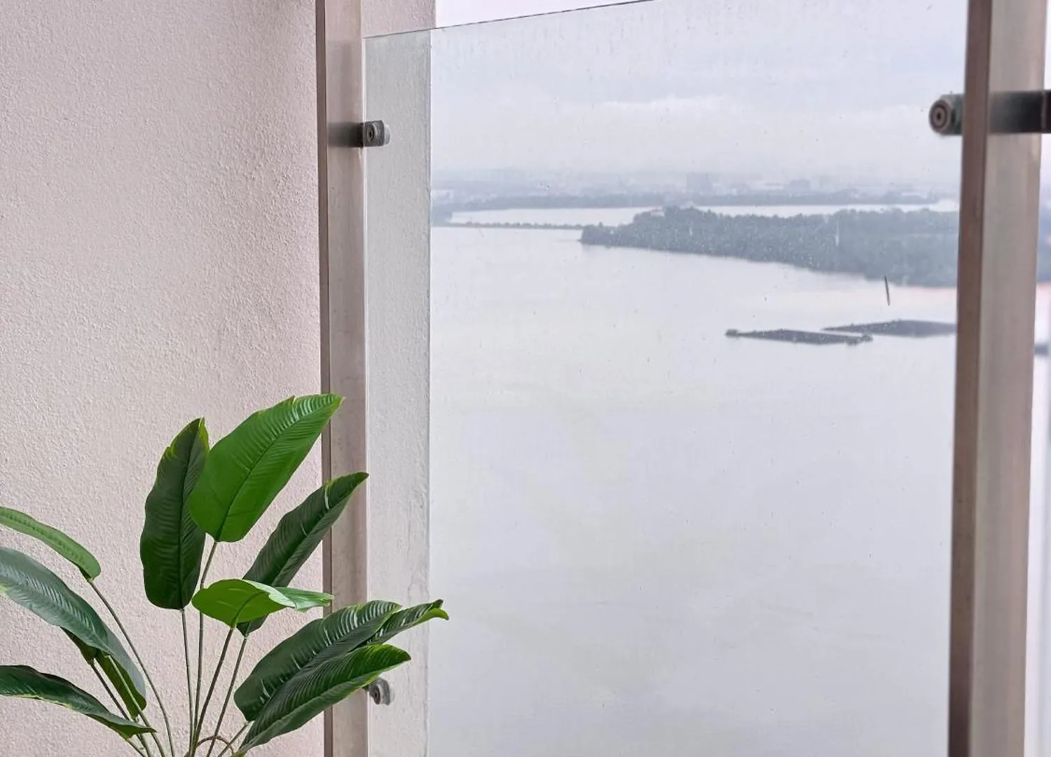 Muji Full Seaview Royal Strand With 2Carparks Foc Netflix Access And Youtube Premium 3Beds 3Bath For 6-12Pax By Minshuku Johor Bahru Malaysia